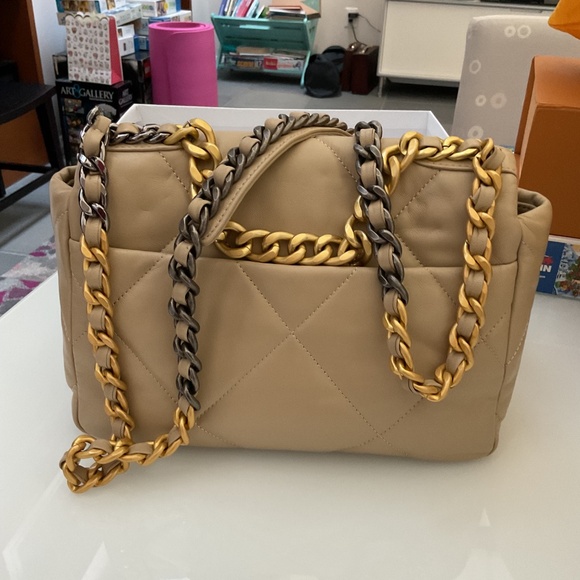 CC Medium 19 Flap Bag - Picture 2 of 7